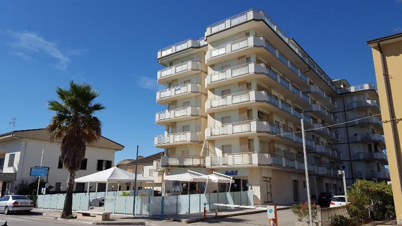 Hotel Petite Fleur Alba Adriatica Exterior photo
