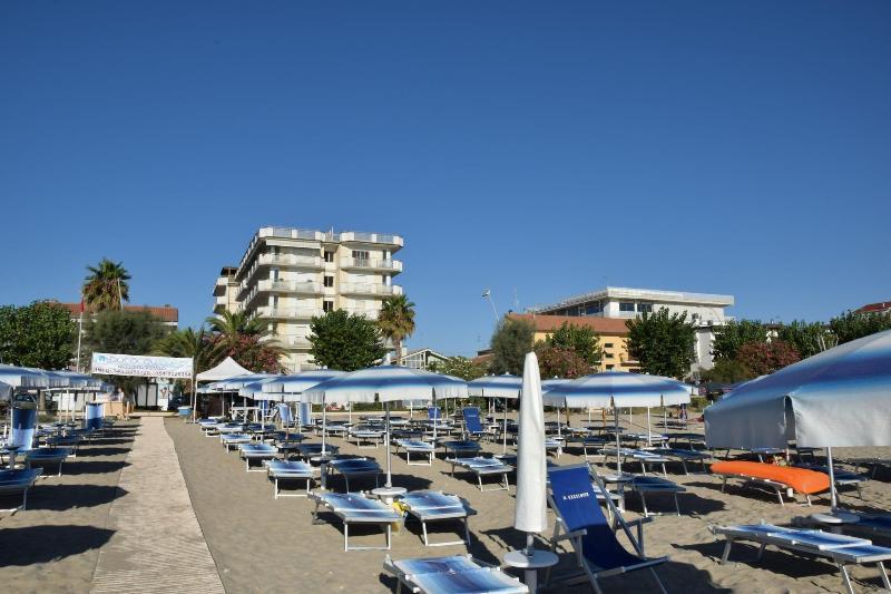 Hotel Petite Fleur Alba Adriatica Exterior photo