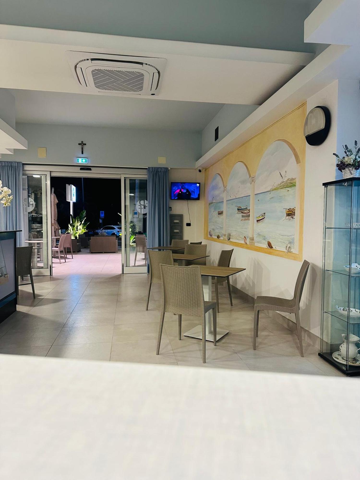 Hotel Petite Fleur Alba Adriatica Exterior photo