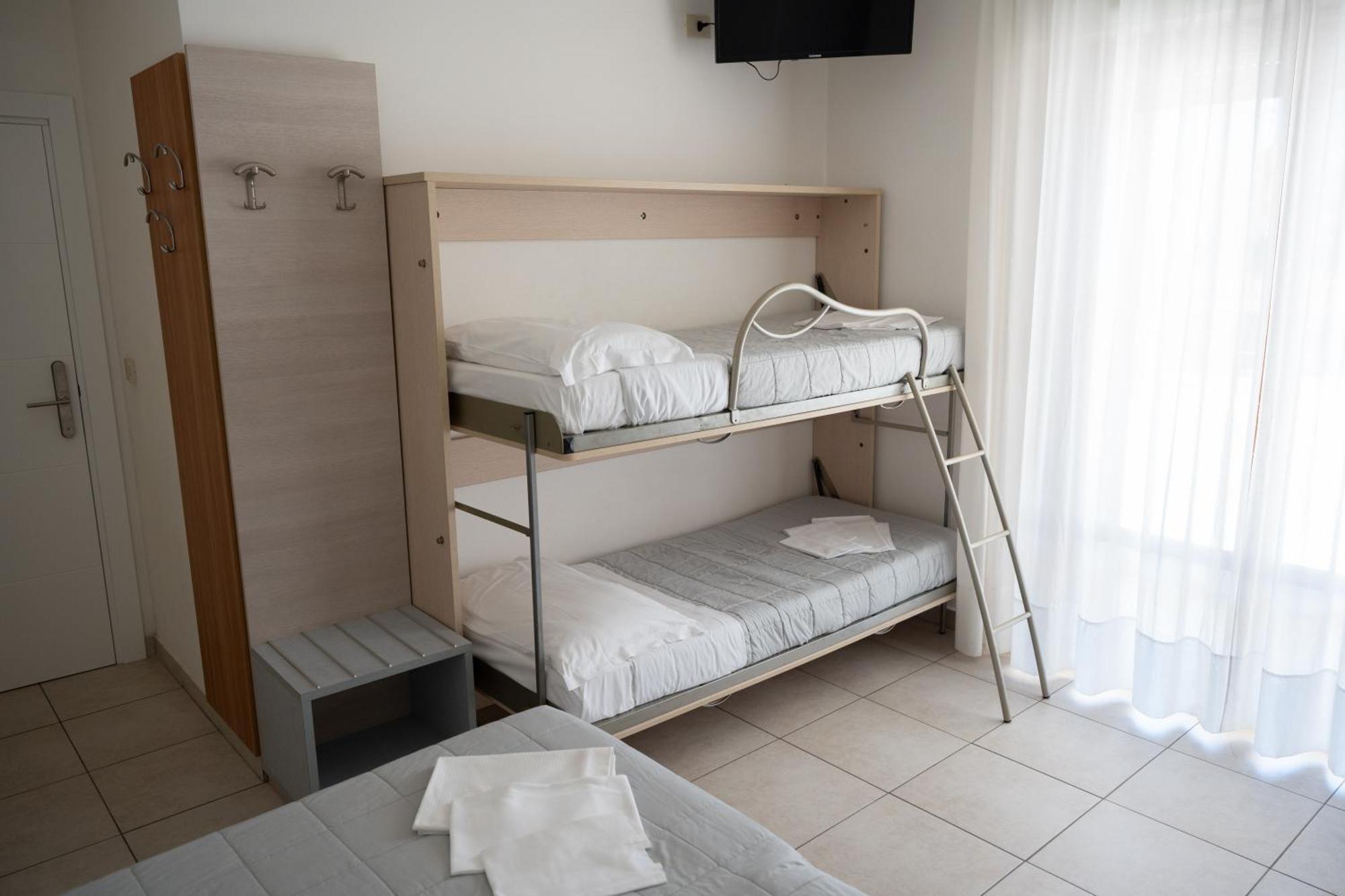 Hotel Petite Fleur Alba Adriatica Exterior photo