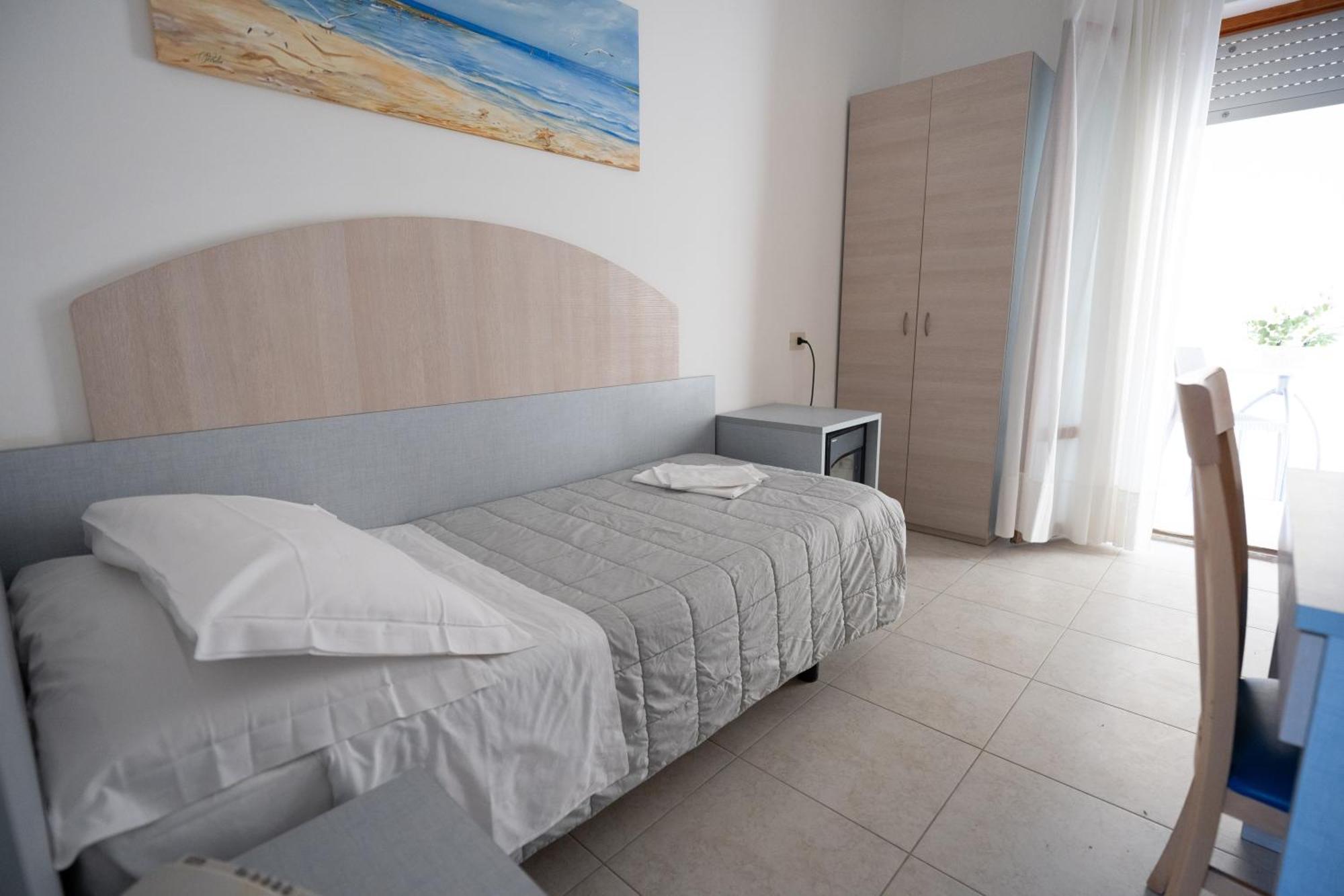 Hotel Petite Fleur Alba Adriatica Exterior photo