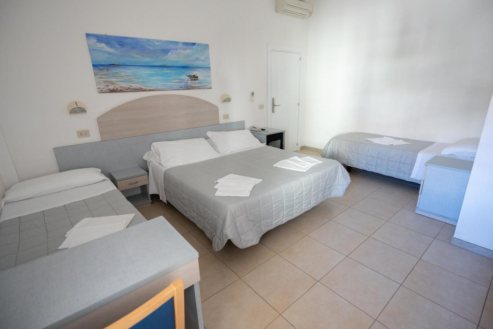 Hotel Petite Fleur Alba Adriatica Exterior photo
