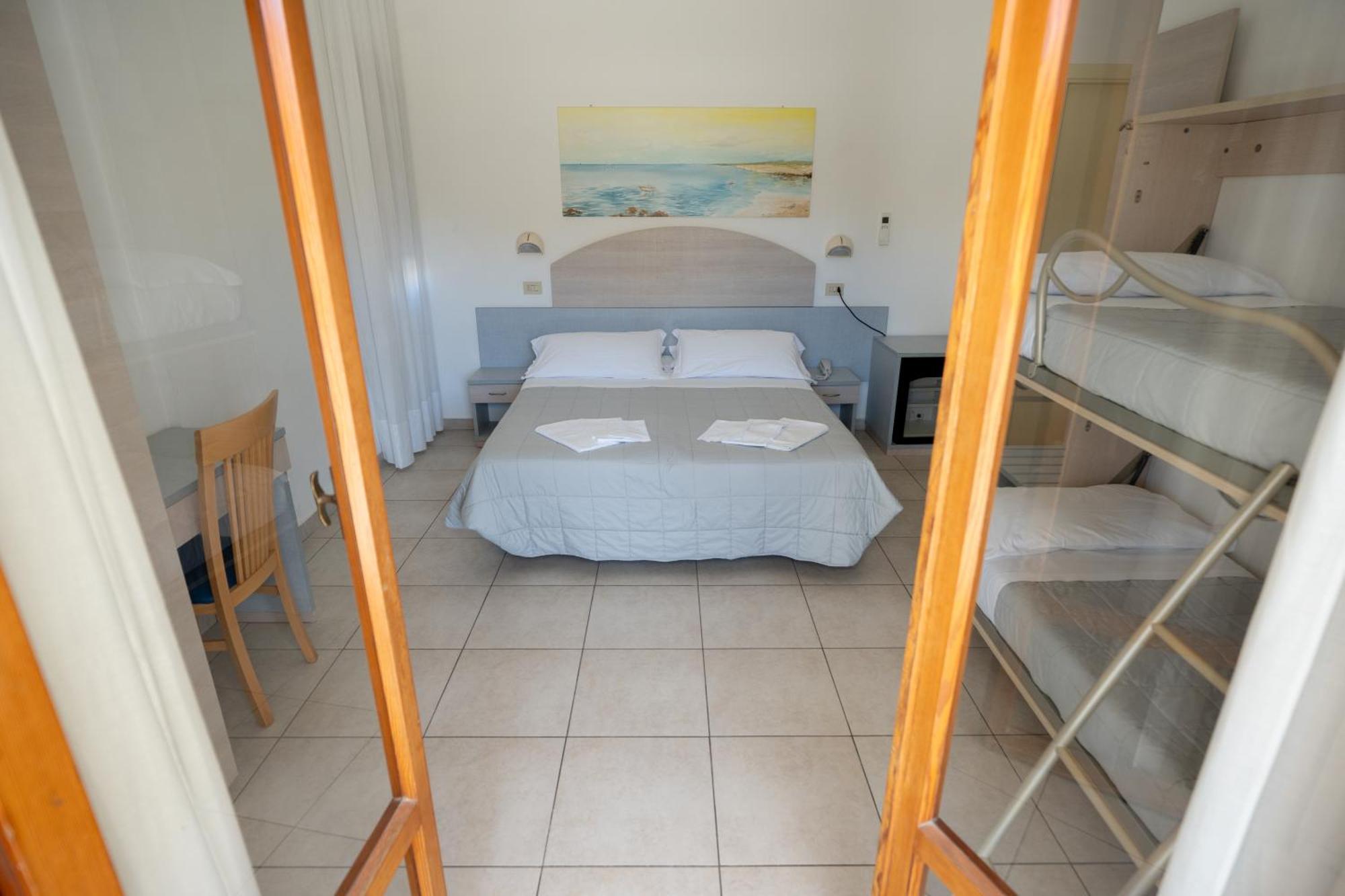 Hotel Petite Fleur Alba Adriatica Exterior photo
