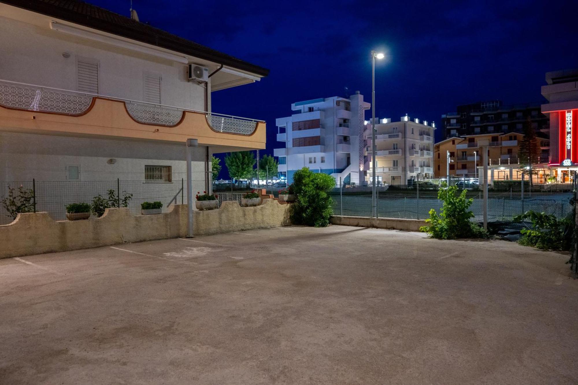 Hotel Petite Fleur Alba Adriatica Exterior photo
